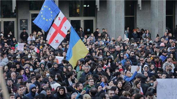 Demonstranten versammeln sich mit georgischen, ukrainischen und EU-Fahnen vor dem georgischen Parlamentsgebäude.