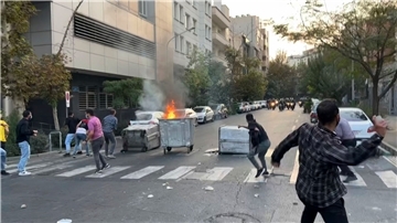 Demonstranten werfen in Teheran während eines Protestes gegen den Tod von Mahsa Amini Steine auf Polizeieinheiten. Der Tod der 22-Jährigen hat landesweit Trauer und Empörung ausgelöst.