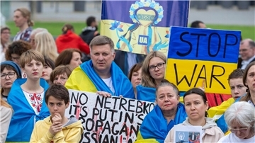Demonstranten zeigen Solidarität mit der Ukraine und protestieren gegen den Auftritt von Anna Netrebko .