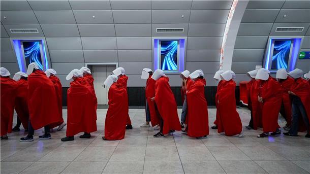 Demonstrantinnen in Verkleidungen aus der Fernsehserie „The Handmaid’s Tale“ an einem Bahnhof in Jerusalem vor wenigen Tagen.