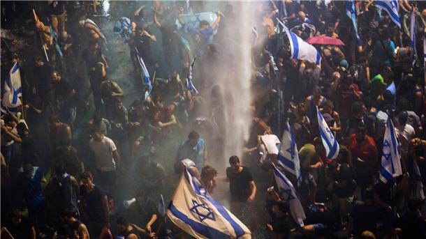 Demonstration gegen die Justizreform in Tel Aviv. Die Polizei geht unter anderem mit einem Wasserwerfer gegen die Teilnehmer vor.