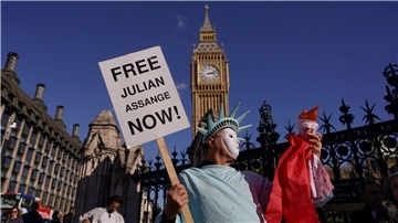 Demonstration in London: Ein Teilnehmer im Kostüm der Freiheitsstatue fordert Freiheit für Julian Assange.