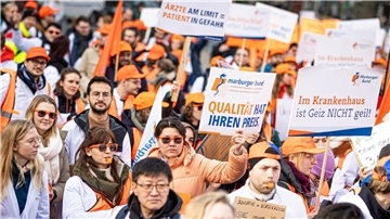 Demonstration von Uniklinik-Medizinern auf dem Opernplatz in Hannover.