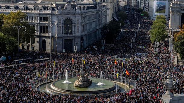 Hunderttausende protestieren gegen Gesundheitskürzungen Demonstration zur Unterstützung der öffentlichen Gesundheitsversorgung auf dem Cibeles-Platz.