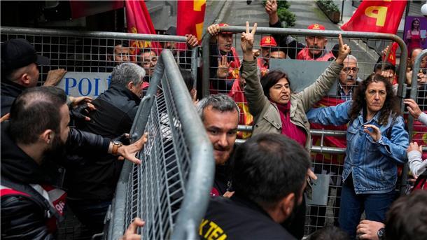 Demonstrierende geraten in Istanbul mit Polizeibeamten aneinander. Dutzende Menschen, die versuchten, den Taksim-Platz zu erreichen, wurden festgenommen.