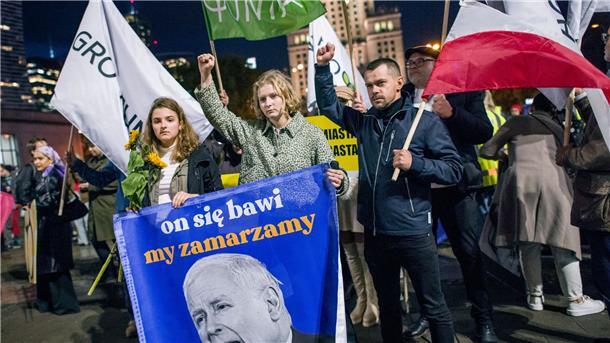 Eklat: Polnischer Politiker äußert sich zu trinkenden Frauen Demonstrierende halten eine Fahne mit dem Abbild von Jaroslaw Kaczynski. Hunderte Menschen zogen durch die Straßen Warschaus, um gegen die Politik der Regierung zu demonstrieren.