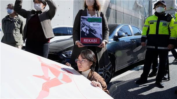 Sportlerin zurück in Teheran - Iran droht mit Sanktionen Demonstrierende veranstalten eine Kundgebung zur Unterstützung der iranischen Bergsteigerin Rekabi vor der iranischen Botschaft in Seoul.