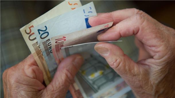Warum höhere Sozialbeiträge immer mehr zum Problem werden Den Älteren in Deutschland soll das Geld nicht ausgehen - doch wer zahlt dafür? (Archivbild)