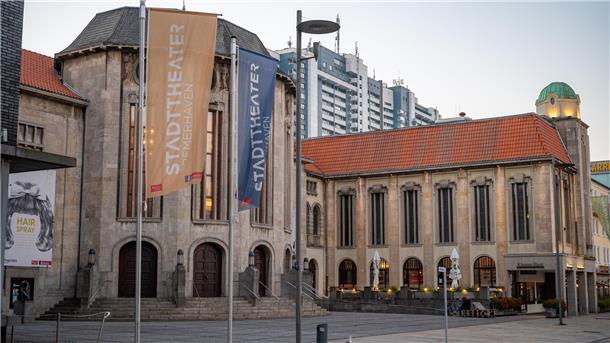 
Den Ausblick auf die kommende Spielzeit hielt der Intendant des Stadttheaters, Lars Tietje. Er konnte sich über den Applaus der Mitglieder freuen, als er beispielhafte Projekte der jeweiligen Sparten des Theaters vorstellte.