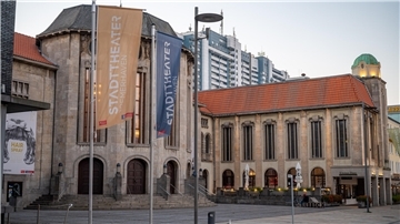 
Den Ausblick auf die kommende Spielzeit hielt der Intendant des Stadttheaters, Lars Tietje. Er konnte sich über den Applaus der Mitglieder freuen, als er beispielhafte Projekte der jeweiligen Sparten des Theaters vorstellte.