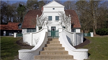 Den Barkenhoff in Worpswede baute Heinrich Vogeler zum Gesamtkunstwerk für sich und seine Frau Martha um. In Gemälden porträtierte er sich als romantischen Ritter, seine Frau als Prinzessin. 