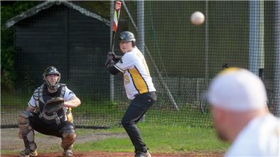 Eine Baseballspieler wartet auf den Ball, um ihn zu schlagen. Eine Szene aus dem Training der Bremerhaven Bandits.
