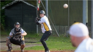 Eine Baseballspieler wartet auf den Ball, um ihn zu schlagen. Eine Szene aus dem Training der Bremerhaven Bandits.
