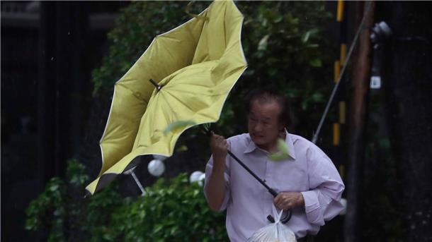 Super-Taifun „Kong-rey“ wütet auf Philippinen und in Taiwan Den Behörden zufolge ereigneten sich bereits vor Anlandung des Tropensturms mehr als 100 Unfälle.