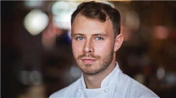 Koch und Geschäftsführer Justin Schmick vom Restaurant Dock 4 im Schaufenster Fischereihafen in Bremerhaven.