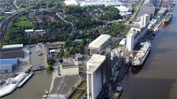 Braker Hafen mit Schiffen und seinen Siloanlagen aus der Luft fotografiert.