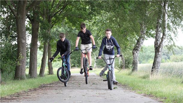 Den Bunnyhop hat Alexander (Mitte) schon gut drauf. Jetzt wünschen sich die Schüler von der Politik mehr als einen Häschensprung: Einen Skatepark.