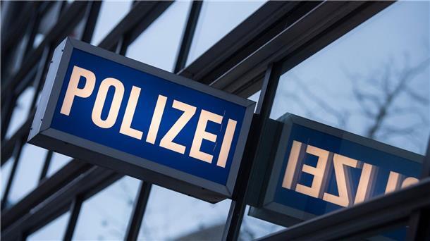 Den drei Polizeibeamten wird auch das Verwenden von „Kennzeichen verfassungswidriger Organisationen“ vorgeworfen (Symbolbild).
