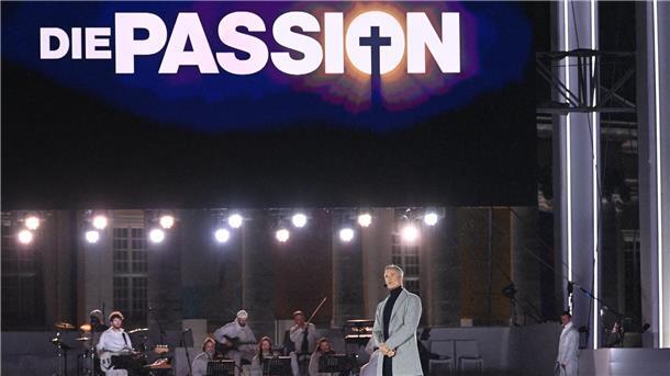 „Unser Jerusalem“: RTL lässt Jesus in Kassel auferstehen Den größten Redepart hatte Schauspieler Hannes Jaenicke, der als Erzähler durch den biblischen Stoff führte.