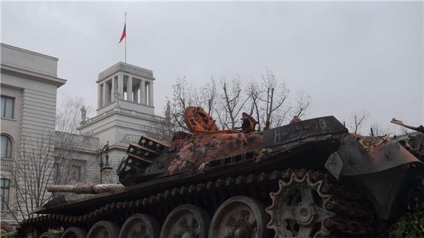 Den Initiatoren der Aktion zufolge ist der Panzer am 31. März beim Angriff der russischen Armee auf Kiew auf eine Mine gefahren und durch die Explosion zerstört worden.