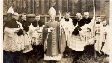Den katholischen Weihbischof im Kreis der Geistlichkeit fotografierte Fritz Frerichs im März 1959.