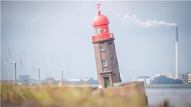 kippender Molenturm in Bremerhaven