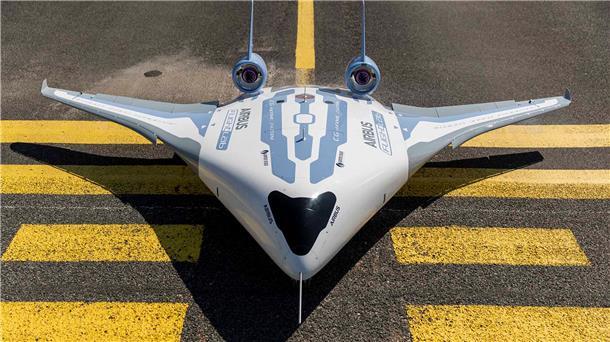 Den neuen Flieger „Maveric“ gibt es nicht nur als Modell, sondern auch als zwei Meter langes und 3,20 Meter breites Testflugzeug.