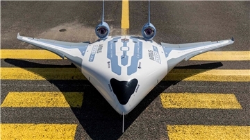 Den neuen Flieger „Maveric“ gibt es nicht nur als Modell, sondern auch als zwei Meter langes und 3,20 Meter breites Testflugzeug.