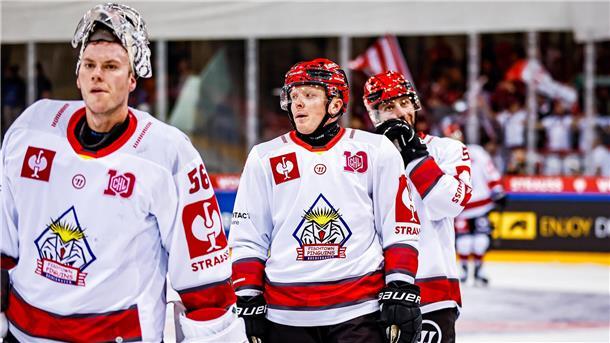 Den Pinguins-Profis (von links) Maximilian Franzreb, Ross Mauermann und Alex Friesen stand nach der 0:4-Niederlage in Genf die Enttäuschung ins Gesicht geschrieben.
