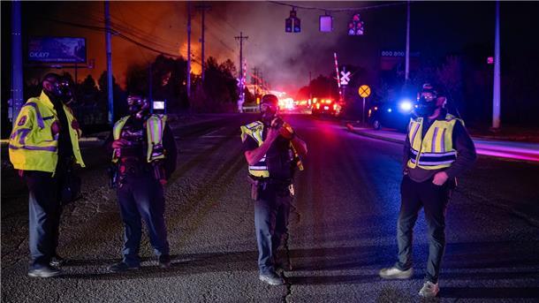 Mindestens sieben Tote bei Flugzeugabsturz in USA Den Rettungskräften dürfte eine lange Nacht bevorstehen.