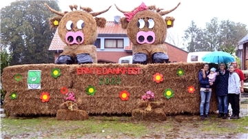 Den schönsten Wagen für den Festumzug baute die Familie Schild/Röttinghausen. Da schauten sogar zwei Rindviecher draus hervor.