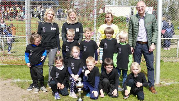Team der Kita Naseweis aus Loxstedt mit ihren Erzieherinnen, mit Bürgermeister Detlef Wellbrock und mit dem gewonnenen Hummelhus-Cup