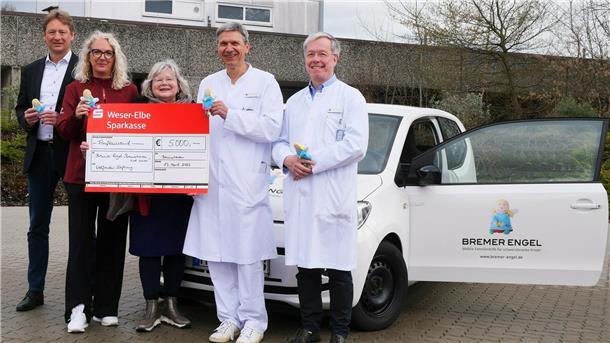 Den Spendenscheck nahmen der Engel Ulrike Fritze und Dr. Axel Renneberg (2.v.r), Chefarzt der Klinik für Kinder- und Jugendmedizin am KBR entgegen. Mit ihnen freuten sich PD Dr. Stefan Pfleiderer (r.), Chefarzt des Instituts für Diagnostische und Interventionelle Radiologie, Neuroradiologie und Nuklearmedizin, sowie der Botschafter Tim Harms (l.), Botschafter der Erika Müller Stiftung/ BREMER ENGEL und Ursula Krüger (M.) aus dem Vorstand der Welfonder-Stiftung