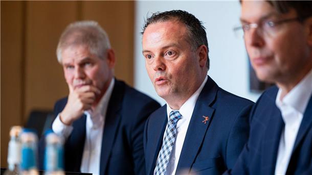 Oberbürgermeister: Städte schreiben rote Zahlen Den Städten in Niedersachsen fehlt immer mehr Geld, warnt der Oberbürgermeister von Hameln, Claudio Griese (Mitte). (Archivbild)