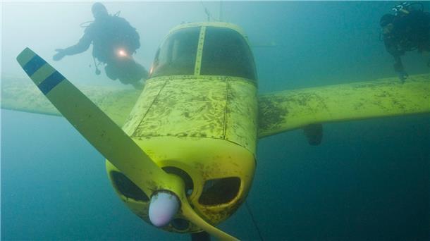 Den Tauchern wird im Kreidesee viel geboten - wie dieses nachträglich versenkte Flugzeug.