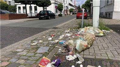 Müll liegt auf der Straße.