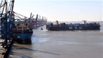 Den Wettlauf um die Riesen-Containerschiffe wollen die Grünen nicht mehr mitmachen. Die Kajenertüchtigung an der Bremerhavener Stromkaje könne nicht der entscheidende Faktor sein, um gegen Rotterdam bestehen zu können.
