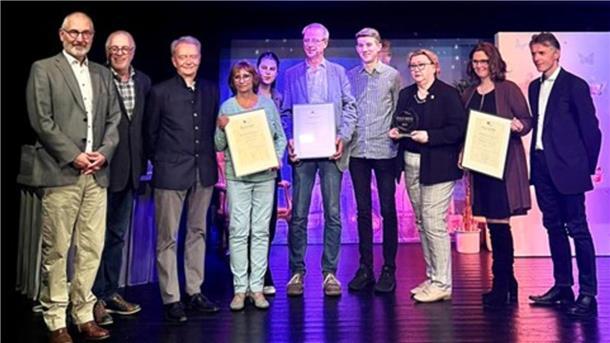 Den Willy-Beutz-Preis erhielten in Wilhemshaven neben anderen Gewinnern für das Stück „Afschoben“ die Vertreterin und Vertreter der niederdeutschen Bühne Brake Jens A. Rose , Tino Roccor und Manuela Schöler (6. bis 8. von links) überreicht.