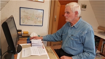 Den Zugangscode parat, den Kalender auf dem Tisch: Gerd Wille, 81 Jahre alt, hat sich am Computer einen Termin für eine Corona-Impfung reserviert