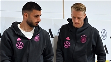 Deniz Undav (li.) und Chris Führich spielten mit Stuttgart eine starke Saison - im DFB-Team haben sie bislang ihre bemerkenswertesten Szenen, wenn sie mit ehrlicher Freude deutsche Treffer auf der Bank bejubeln.