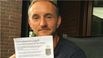 Dennis Bargemann zeigt den Zettel, den er am Flughafen in Düsseldorf bekommen hat. Es dauerte mehr als vier Tage, bis sein Test-Ergebnis vorlag. So lange war er in Quarantäne. Foto Brockmann