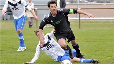 Dennis Ewert (rechts) hat mit dem FC Bremerhaven Höhen und Tiefen erlebt. In der Saison 2002/2003 stieg der Mittelfeldspieler mit dem „Zolli“-Club zwar aus der Oberliga Niedersachsen/Bremen ab, wechselte anschließend aber zum VfL Wolfsburg.