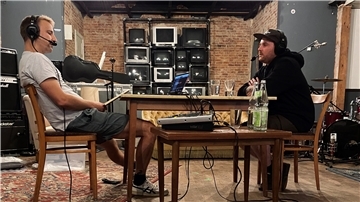 Lunestedter Tischtennisspieler startet mit Podcasts durch Dennis Heinemann (links) im Gespräch mit Brian Jakubowski im Kliemannsland.