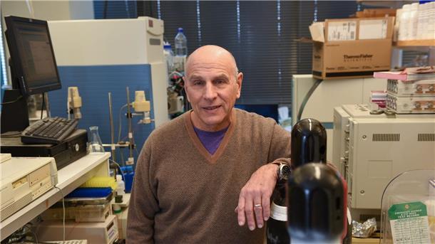 Dennis L. Kasper ist Arzt und Immunologe an der Harvard Medical School. Der US-amerikanische Immunologe wird mit dem Paul Ehrlich- und Ludwig Darmstaedter-Preis 2024 geehrt.