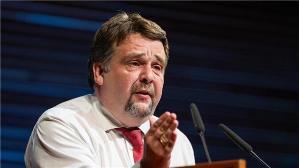 Töchter-Demos gegen Merz - Kanzler hält alles für geklärt Dennis Radtke stellt die Frage, ob Merz seiner Rolle als Kanzler gerecht wird.