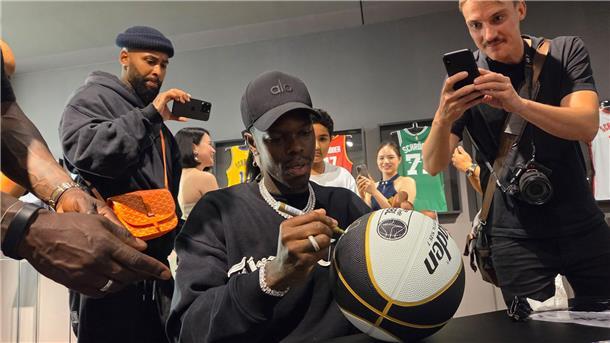 Schröder lässt NBA-Zukunft offen - EM-Titel als Ziel Dennis schreibt in einem Braunschweiger Einkaufszentrum Autogramme und macht Selfies mit den Fans.