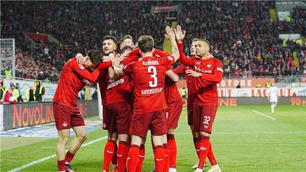Der 1. FC Kaiserslautern setzt sich gegen Fortuna Düsseldorf mit 3:1 durch. 