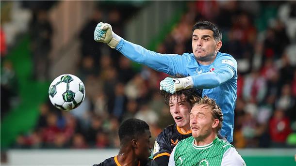 Der 1. FC Kaiserslautern um Torhüter Simon Simoni darf auf eine neue große Pokal-Saison hoffen.