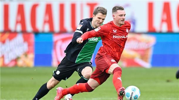 Kein Sieger bei Kaiserslautern gegen Hannover Der 1. FC Kaiserslautern und Hannover 96 lieferten sich ein intensives Zweitliga-Duell.