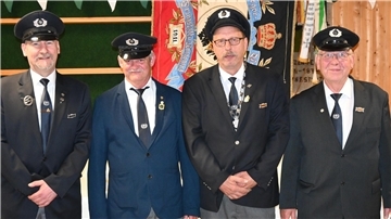 Vier Männer der Kameradschaft ehemaliger Soldaten Drangstedt stehen nebeneinander.
